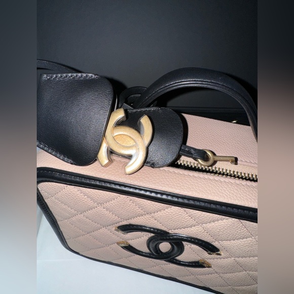 *SOLD*CHANEL Caviar Quilted Medium CC Filigree Vanity Case - NWT - Picture 2 of 12